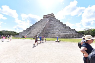 Kukulkan Piramidi (El Castillo veya Kukulkan Tapınağı olarak da bilinir), Chichen Itza arkeolojik sahasının merkezinde yer alan Mezoamerikan piramidi. Basamaklı piramit, tüylü yılan tanrı Kukulkan 'ın anısına bir tapınaktır. 
