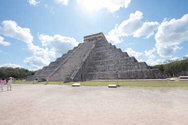 Kukulkan Piramidi (El Castillo veya Kukulkan Tapınağı olarak da bilinir), Chichen Itza arkeolojik sahasının merkezinde yer alan Mezoamerikan piramidi. Basamaklı piramit, tüylü yılan tanrı Kukulkan 'ın anısına bir tapınaktır. 