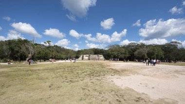 Maya dilinden ChichenItza Arkeolojik Kompleksi 'ndeki turistler Itz Çeşmesi' nin ağzında Maya uygarlığı tarafından inşa edilmiş ve Yucatn Yarımadası-Meksika 'nın orta-kuzey kesiminde yer alan büyük bir Kolombiya öncesi arkeoloji alanıdır..