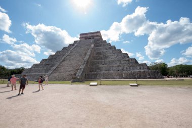Kukulkan Piramidi (El Castillo veya Kukulkan Tapınağı olarak da bilinir), Chichen Itza arkeolojik sahasının merkezinde yer alan Mezoamerikan piramidi. Basamaklı piramit, tüylü yılan tanrı Kukulkan 'ın anısına bir tapınaktır. 