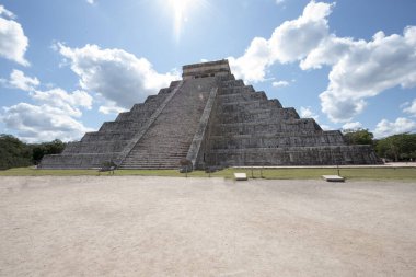 Kukulkan Piramidi (El Castillo veya Kukulkan Tapınağı olarak da bilinir), Chichen Itza arkeolojik sahasının merkezinde yer alan Mezoamerikan piramidi. Basamaklı piramit, tüylü yılan tanrı Kukulkan 'ın anısına bir tapınaktır. 