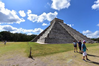Kukulkan Piramidi (El Castillo veya Kukulkan Tapınağı olarak da bilinir), Chichen Itza arkeolojik sahasının merkezinde yer alan Mezoamerikan piramidi. Basamaklı piramit, tüylü yılan tanrı Kukulkan 'ın anısına bir tapınaktır. 