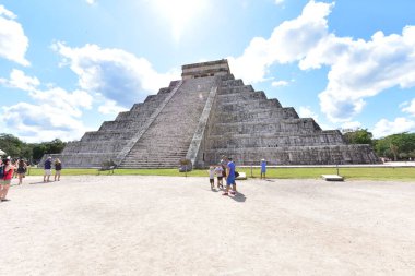 Kukulkan Piramidi (El Castillo veya Kukulkan Tapınağı olarak da bilinir), Chichen Itza arkeolojik sahasının merkezinde yer alan Mezoamerikan piramidi. Basamaklı piramit, tüylü yılan tanrı Kukulkan 'ın anısına bir tapınaktır. 