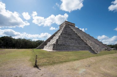 Kukulkan Piramidi (El Castillo veya Kukulkan Tapınağı olarak da bilinir), Chichen Itza arkeolojik sahasının merkezinde yer alan Mezoamerikan piramidi. Basamaklı piramit, tüylü yılan tanrı Kukulkan 'ın anısına bir tapınaktır. 