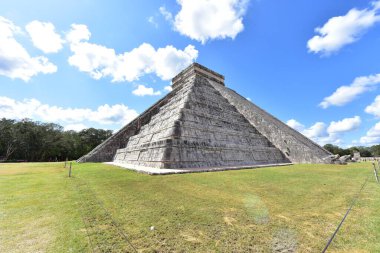 Kukulkan Piramidi (El Castillo veya Kukulkan Tapınağı olarak da bilinir), Chichen Itza arkeolojik sahasının merkezinde yer alan Mezoamerikan piramidi. Basamaklı piramit, tüylü yılan tanrı Kukulkan 'ın anısına bir tapınaktır. 