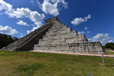 Kukulkan Piramidi (El Castillo veya Kukulkan Tapınağı olarak da bilinir), Chichen Itza arkeolojik sahasının merkezinde yer alan Mezoamerikan piramidi. Basamaklı piramit, tüylü yılan tanrı Kukulkan 'ın anısına bir tapınaktır. 
