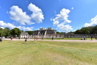 Maya dilinden ChichenItza Arkeolojik Kompleksi 'ndeki turistler Itz Çeşmesi' nin ağzında Maya uygarlığı tarafından inşa edilmiş ve Yucatn Yarımadası-Meksika 'nın orta-kuzey kesiminde yer alan büyük bir Kolombiya öncesi arkeoloji alanıdır..