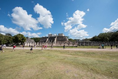 Maya dilinden ChichenItza Arkeolojik Kompleksi 'ndeki turistler Itz Çeşmesi' nin ağzında Maya uygarlığı tarafından inşa edilmiş ve Yucatn Yarımadası-Meksika 'nın orta-kuzey kesiminde yer alan büyük bir Kolombiya öncesi arkeoloji alanıdır..