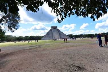 Kukulkan Piramidi (El Castillo veya Kukulkan Tapınağı olarak da bilinir), Chichen Itza arkeolojik sahasının merkezinde yer alan Mezoamerikan piramidi. Basamaklı piramit, tüylü yılan tanrı Kukulkan 'ın anısına bir tapınaktır. 