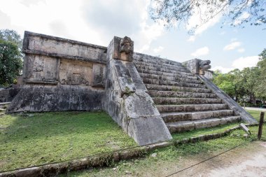 Chichen Itza Arkeolojik Kompleks-Mimari Detayları, ChichenItza 'da bazıları restore edilmiş, bazıları çeşitli aşamalarda korunmuş birkaç taş bina içerir. Binalar, Sacbeb adı verilen asfalt bir ağ ile birbirine bağlıdır..