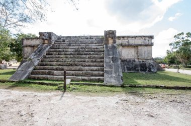 Chichen Itza Arkeolojik Kompleks-Mimari Detayları, ChichenItza 'da bazıları restore edilmiş, bazıları çeşitli aşamalarda korunmuş birkaç taş bina içerir. Binalar, Sacbeb adı verilen asfalt bir ağ ile birbirine bağlıdır..