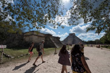 Maya dilinden ChichenItza Arkeolojik Kompleksi 'ndeki turistler Itz Çeşmesi' nin ağzında Maya uygarlığı tarafından inşa edilmiş ve Yucatn Yarımadası-Meksika 'nın orta-kuzey kesiminde yer alan büyük bir Kolombiya öncesi arkeoloji alanıdır..