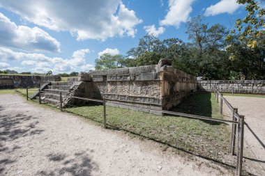 Maya dilinden ChichenItza Arkeolojik Kompleksi 'ndeki turistler Itz Çeşmesi' nin ağzında Maya uygarlığı tarafından inşa edilmiş ve Yucatn Yarımadası-Meksika 'nın orta-kuzey kesiminde yer alan büyük bir Kolombiya öncesi arkeoloji alanıdır..