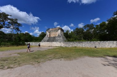 Chichen Itza Arkeolojik Kompleks-Mimari Detayları, ChichenItza 'da bazıları restore edilmiş, bazıları çeşitli aşamalarda korunmuş birkaç taş bina içerir. Binalar, Sacbeb adı verilen asfalt bir ağ ile birbirine bağlıdır..