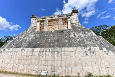 Chichen Itza Arkeolojik Kompleksi mimari ayrıntıları, ChichenItza 'da bazıları restore edilmiş, bazıları çeşitli aşamalarda korunmuş birkaç taş bina içerir. Binalar, Sacbeob. adlı asfalt bir ağ ile birbirine bağlıdır..