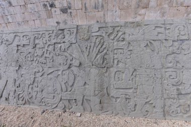 Chichen Itza Arkeolojik Kompleks-Mimari Detayları, ChichenItza 'da bazıları restore edilmiş, bazıları çeşitli aşamalarda korunmuş birkaç taş bina içerir. Binalar, Sacbeb adı verilen asfalt bir ağ ile birbirine bağlıdır..