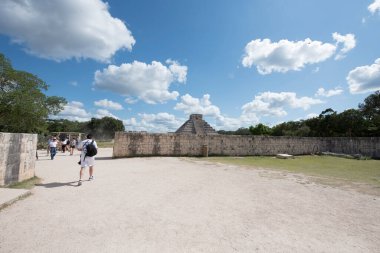 Kukulkan Piramidi (El Castillo veya Kukulkan Tapınağı olarak da bilinir), Chichen Itza arkeolojik sahasının merkezinde yer alan Mezoamerikan piramidi. Basamaklı piramit, tüylü yılan tanrı Kukulkan 'ın anısına bir tapınaktır. 