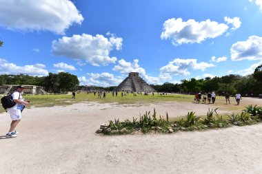 Kukulkan Piramidi (El Castillo veya Kukulkan Tapınağı olarak da bilinir), Chichen Itza arkeolojik sahasının merkezinde yer alan Mezoamerikan piramidi. Basamaklı piramit, tüylü yılan tanrı Kukulkan 'ın anısına bir tapınaktır. 
