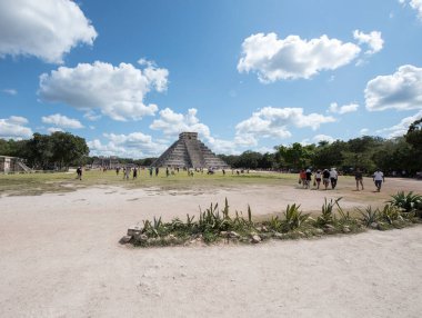 Kukulkan Piramidi (El Castillo veya Kukulkan Tapınağı olarak da bilinir), Chichen Itza arkeolojik sahasının merkezinde yer alan Mezoamerikan piramidi. Basamaklı piramit, tüylü yılan tanrı Kukulkan 'ın anısına bir tapınaktır. 
