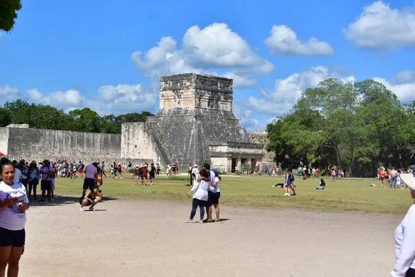 Maya dilinden ChichenItza Arkeolojik Kompleksi 'ndeki turistler Itz Çeşmesi' nin ağzında Maya uygarlığı tarafından inşa edilmiş ve Yucatn Yarımadası-Meksika 'nın orta-kuzey kesiminde yer alan büyük bir Kolombiya öncesi arkeoloji alanıdır..