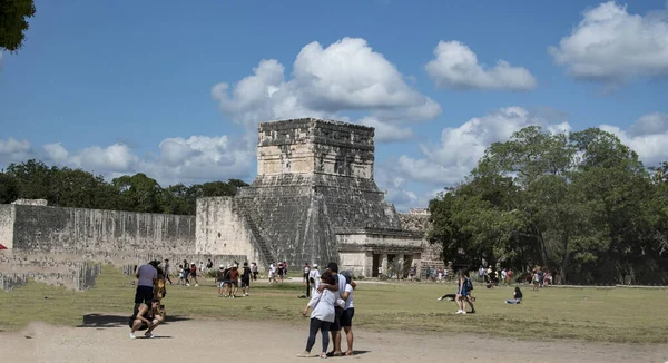 Chichen Itza Arkeolojik Kompleks-Mimari Detayları, ChichenItza 'da bazıları restore edilmiş, bazıları çeşitli aşamalarda korunmuş birkaç taş bina içerir. Binalar, Sacbeb adı verilen asfalt bir ağ ile birbirine bağlıdır..