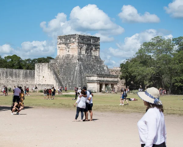 Chichen Itza Arkeolojik Kompleks-Mimari Detayları, ChichenItza 'da bazıları restore edilmiş, bazıları çeşitli aşamalarda korunmuş birkaç taş bina içerir. Binalar, Sacbeb adı verilen asfalt bir ağ ile birbirine bağlıdır..