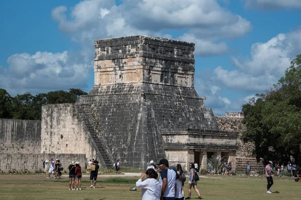 Chichen Itza Arkeolojik Kompleks-Mimari Detayları, ChichenItza 'da bazıları restore edilmiş, bazıları çeşitli aşamalarda korunmuş birkaç taş bina içerir. Binalar, Sacbeb adı verilen asfalt bir ağ ile birbirine bağlıdır..
