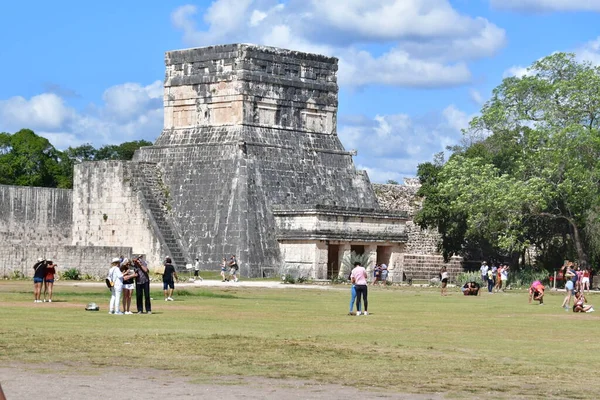 Chichen Itza Arkeolojik Kompleks-Mimari Detayları, ChichenItza 'da bazıları restore edilmiş, bazıları çeşitli aşamalarda korunmuş birkaç taş bina içerir. Binalar, Sacbeb adı verilen asfalt bir ağ ile birbirine bağlıdır..