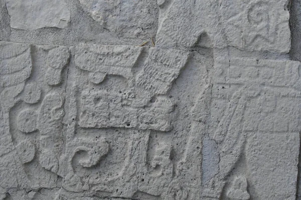 Chichen Itza Arkeolojik Kompleks-Mimari Detayları, ChichenItza 'da bazıları restore edilmiş, bazıları çeşitli aşamalarda korunmuş birkaç taş bina içerir. Binalar, Sacbeb adı verilen asfalt bir ağ ile birbirine bağlıdır..