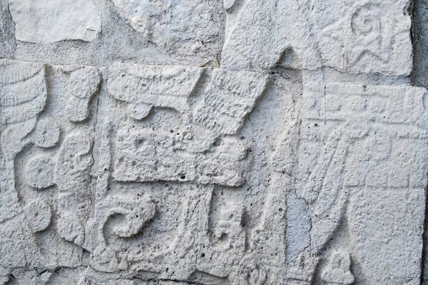 Chichen Itza Arkeolojik Kompleksi mimari ayrıntıları, ChichenItza 'da bazıları restore edilmiş, bazıları çeşitli aşamalarda korunmuş birkaç taş bina içerir. Binalar, Sacbeob. adlı asfalt bir ağ ile birbirine bağlıdır..