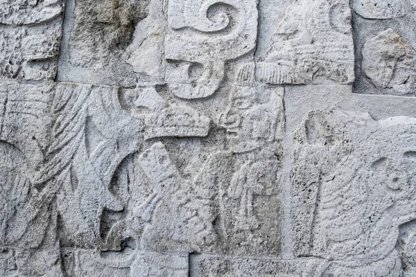 Chichen Itza Arkeolojik Kompleks-Mimari Detayları, ChichenItza 'da bazıları restore edilmiş, bazıları çeşitli aşamalarda korunmuş birkaç taş bina içerir. Binalar, Sacbeb adı verilen asfalt bir ağ ile birbirine bağlıdır..