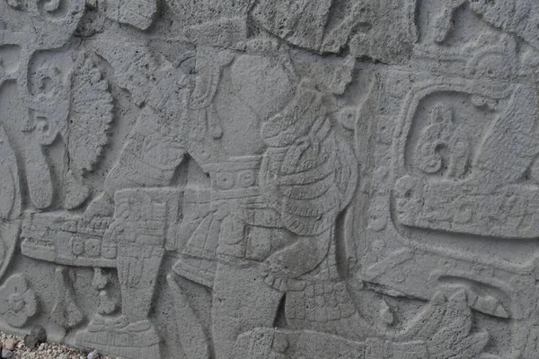 Chichen Itza Arkeolojik Kompleks-Mimari Detayları, ChichenItza 'da bazıları restore edilmiş, bazıları çeşitli aşamalarda korunmuş birkaç taş bina içerir. Binalar, Sacbeb adı verilen asfalt bir ağ ile birbirine bağlıdır..