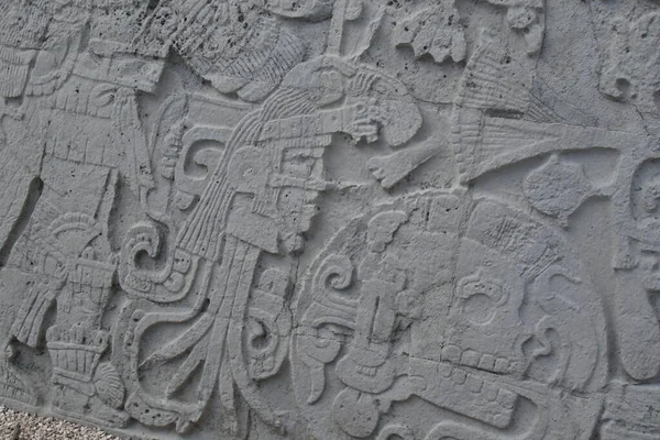 Chichen Itza Arkeolojik Kompleks-Mimari Detayları, ChichenItza 'da bazıları restore edilmiş, bazıları çeşitli aşamalarda korunmuş birkaç taş bina içerir. Binalar, Sacbeb adı verilen asfalt bir ağ ile birbirine bağlıdır..