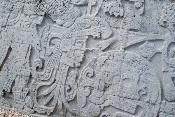 Chichen Itza Arkeolojik Kompleks-Mimari Detayları, ChichenItza 'da bazıları restore edilmiş, bazıları çeşitli aşamalarda korunmuş birkaç taş bina içerir. Binalar, Sacbeb adı verilen asfalt bir ağ ile birbirine bağlıdır..