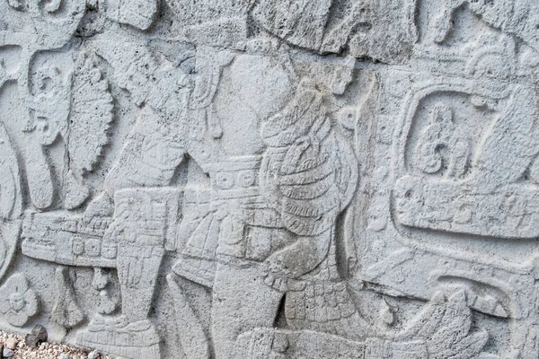 Chichen Itza Arkeolojik Kompleks-Mimari Detayları, ChichenItza 'da bazıları restore edilmiş, bazıları çeşitli aşamalarda korunmuş birkaç taş bina içerir. Binalar, Sacbeb adı verilen asfalt bir ağ ile birbirine bağlıdır..
