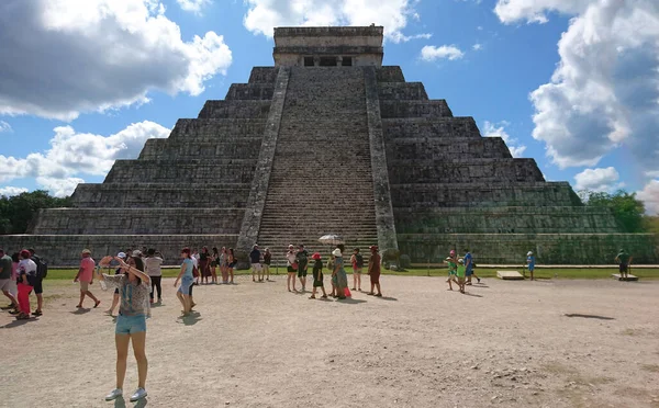 Kukulkan Piramidi (El Castillo veya Kukulkan Tapınağı olarak da bilinir), Chichen Itza arkeolojik sahasının merkezinde yer alan Mezoamerikan piramidi. Basamaklı piramit, tüylü yılan tanrı Kukulkan 'ın anısına bir tapınaktır. 