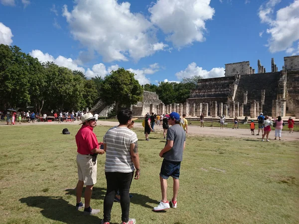 Maya dilinden ChichenItza Arkeolojik Kompleksi 'ndeki turistler Itz Çeşmesi' nin ağzında Maya uygarlığı tarafından inşa edilmiş ve Yucatn Yarımadası-Meksika 'nın orta-kuzey kesiminde yer alan büyük bir Kolombiya öncesi arkeoloji alanıdır..