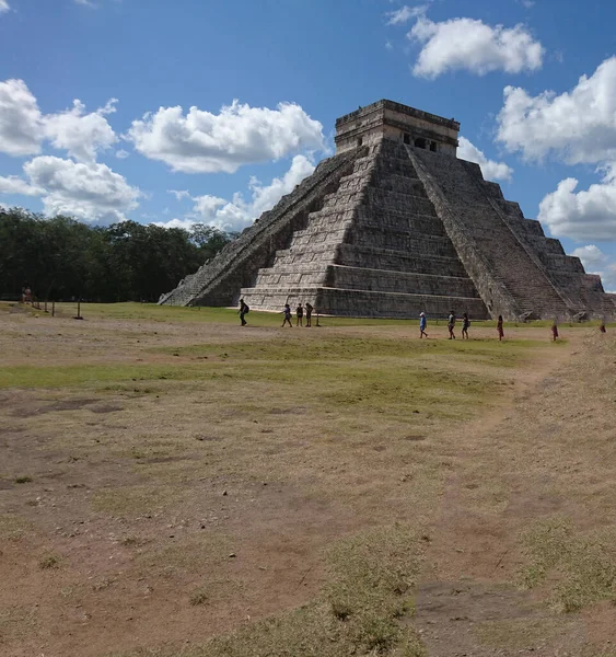 Kukulkan Piramidi (El Castillo veya Kukulkan Tapınağı olarak da bilinir), Chichen Itza arkeolojik sahasının merkezinde yer alan Mezoamerikan piramidi. Basamaklı piramit, tüylü yılan tanrı Kukulkan 'ın anısına bir tapınaktır. 