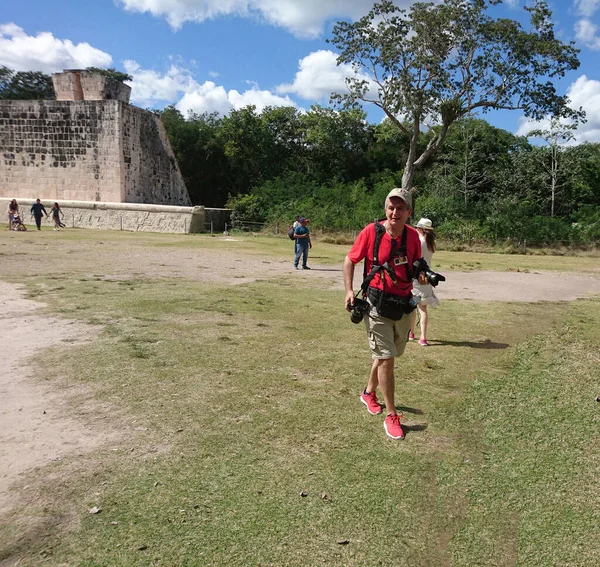 Maya dilinden ChichenItza Arkeolojik Kompleksi 'ndeki turistler Itz Çeşmesi' nin ağzında Maya uygarlığı tarafından inşa edilmiş ve Yucatn Yarımadası-Meksika 'nın orta-kuzey kesiminde yer alan büyük bir Kolombiya öncesi arkeoloji alanıdır..
