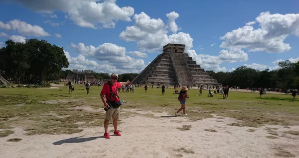 Kukulkan Piramidi (El Castillo veya Kukulkan Tapınağı olarak da bilinir), Chichen Itza arkeolojik sahasının merkezinde yer alan Mezoamerikan piramidi. Basamaklı piramit, tüylü yılan tanrı Kukulkan 'ın anısına bir tapınaktır. 