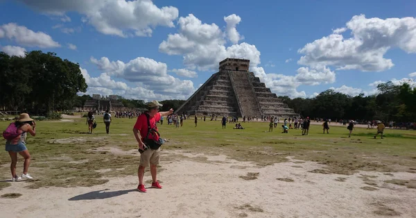 Maya dilinden ChichenItza Arkeolojik Kompleksi 'ndeki turistler Itz Çeşmesi' nin ağzında Maya uygarlığı tarafından inşa edilmiş ve Yucatn Yarımadası-Meksika 'nın orta-kuzey kesiminde yer alan büyük bir Kolombiya öncesi arkeoloji alanıdır..