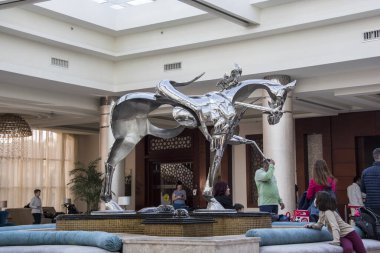 Doğu mimarisi resepsiyon salonu sütunları, mobilyalar, modern malzemelerin fütüristik heykeli. 