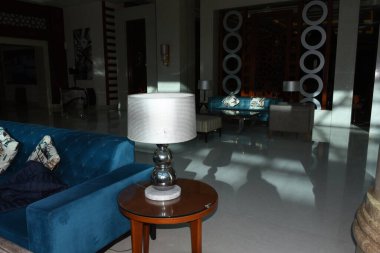 Doğu mimarisi resepsiyon salonu sütunları, mobilyalar, modern malzemelerin fütüristik heykeli. 