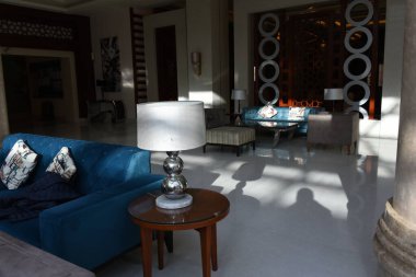 Doğu mimarisi resepsiyon salonu sütunları, mobilyalar, modern malzemelerin fütüristik heykeli. 