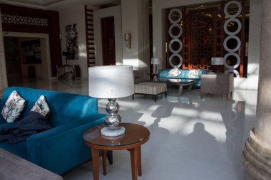 Doğu mimarisi resepsiyon salonu sütunları, mobilyalar, modern malzemelerin fütüristik heykeli. 