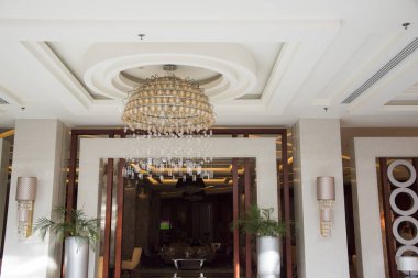 Doğu mimarisi resepsiyon salonu sütunları, mobilyalar, modern malzemelerin fütüristik heykeli. 