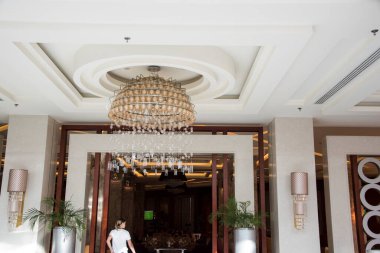 Doğu mimarisi resepsiyon salonu sütunları, mobilyalar, modern malzemelerin fütüristik heykeli. 