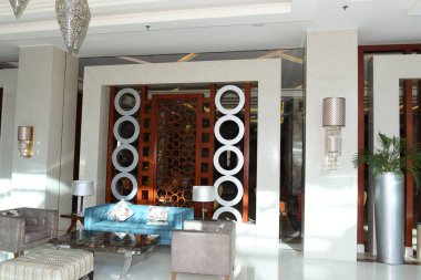 Doğu mimarisi resepsiyon salonu sütunları, mobilyalar, modern malzemelerin fütüristik heykeli. 