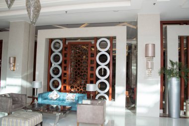 Doğu mimarisi resepsiyon salonu sütunları, mobilyalar, modern malzemelerin fütüristik heykeli. 