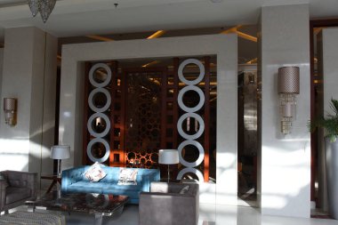 Doğu mimarisi resepsiyon salonu sütunları, mobilyalar, modern malzemelerin fütüristik heykeli. 